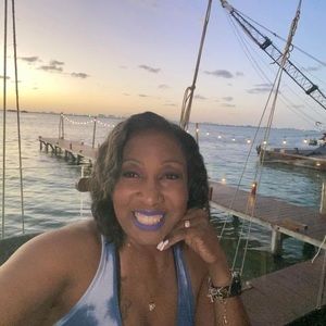 Meet your Posher, Synthia